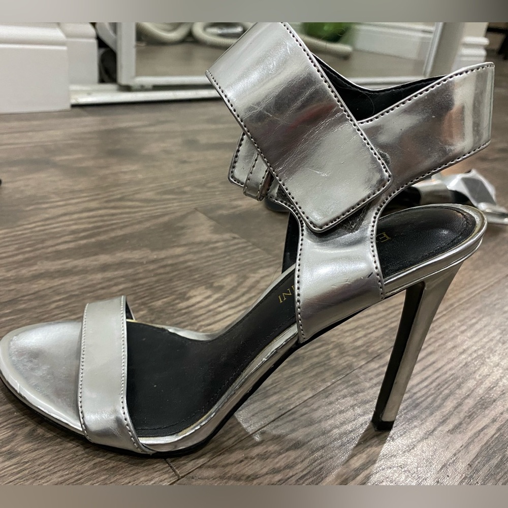 Enzo angiolini silver heels size 7 worn